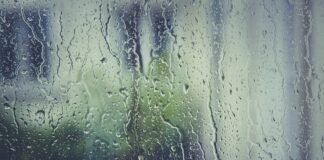 Dlaczego szyba w kominku szybko się brudzi? Dlaczego szyba w kominku szybko się brudzi?